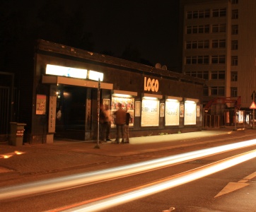 Das Bild zeigt das Logo Hamburg von außen bei Nacht