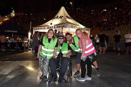 4 BUDDIES aus dem Awareness Team des Superbloom sind als Gruppe im Olympiastadion für die Sicherheit der Gäste zuständig