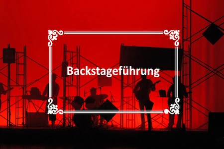 Eine Band auf der Bühne gannz in Rot und Schwarz gehalten. Davor in weißer Schrift das Wort Backstageführung