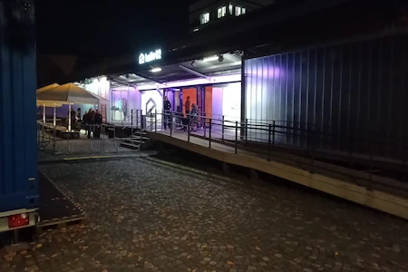 Der Eingang der Halle02 mit der Rampe der zu den Türen führt