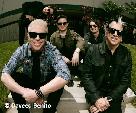 Gemeinsam sitzen die Altpunks von The Offspring mit Sonnenbrillen herum.