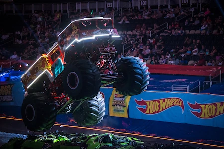 Ein Truck mit Beleuchtung steht auf den hinterrädern, das gibt es nur bei der Hot Wheels Monster Trucks Show