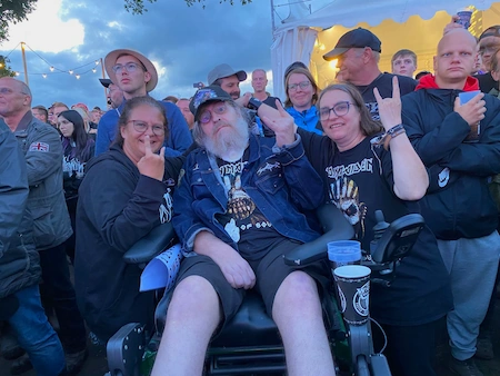 Hp und seine Frau werden auf dem Wacken Open Air durch Melanie begleitet. HP der in einem schweren E-Rolli in Mitten der Menge sitzt, hatte sich dieses Event schon lange gewünscht