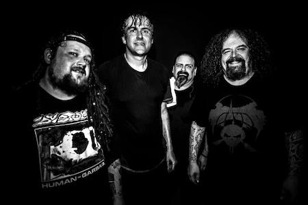 Die Band Napalm Death ganz in Schwarz Weiß gehalten, die harten Kerle lächeln in die Kamera