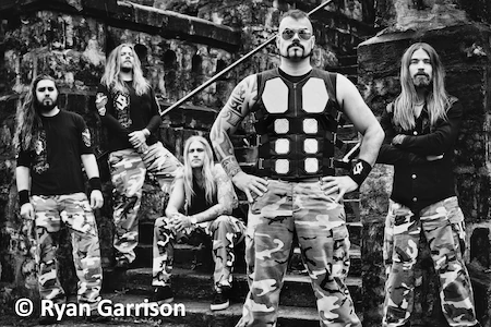 Die Band Sabaton, das Bild ist in Schwarz-weiß gehalten. Der Sänger steht mit den Händen in den Hüften, hinter ihm der Rest der Band.