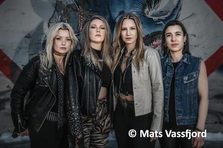 Die vier Rock-Ladys von Thundermother, stehen als Gruppe nebeneinander.