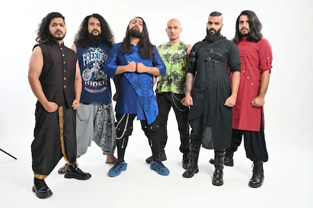 Die sechsköpfige indische Metalband Bloodywood, in einer Mischung aus traditionellen Gewändern und kanllharten Rockoutfits