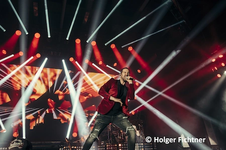 Grelle Lichter und ein dynamischer Sänger auf der Bühne, das alles ist WAHNSINN! – DIE SHOW